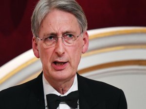 İngiltere Maliye Bakanı Hammond istifa etti