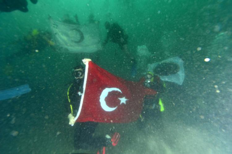 Çanakkale Boğazı'nda saygı dalışı