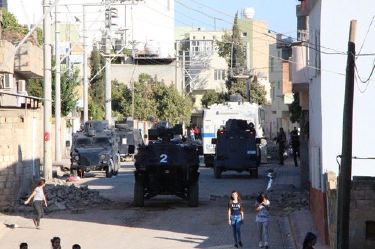 Polis aracına bombalı saldırı