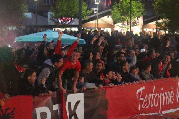 Arnavutluk'un tarihi zaferi sevinçle kutlandı