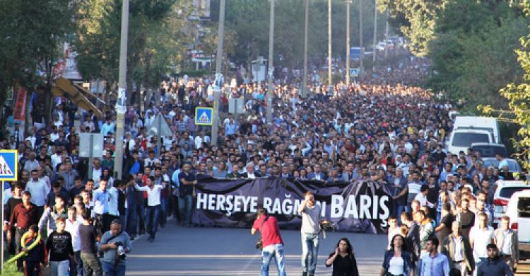 Diyarbakır 'Her şeye rağmen barış' dedi