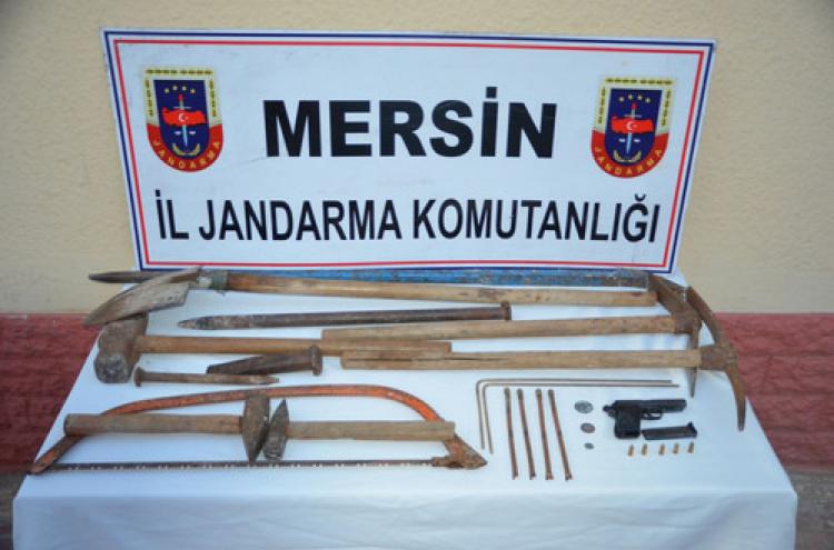 Anamur'da tarihi alanda kaçak kazı yapan 4 kişi suç üstü yakalandı