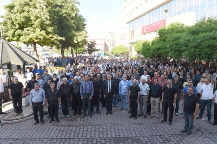 Seyhan Belediyesi çalışanları, terör için siyaha büründü