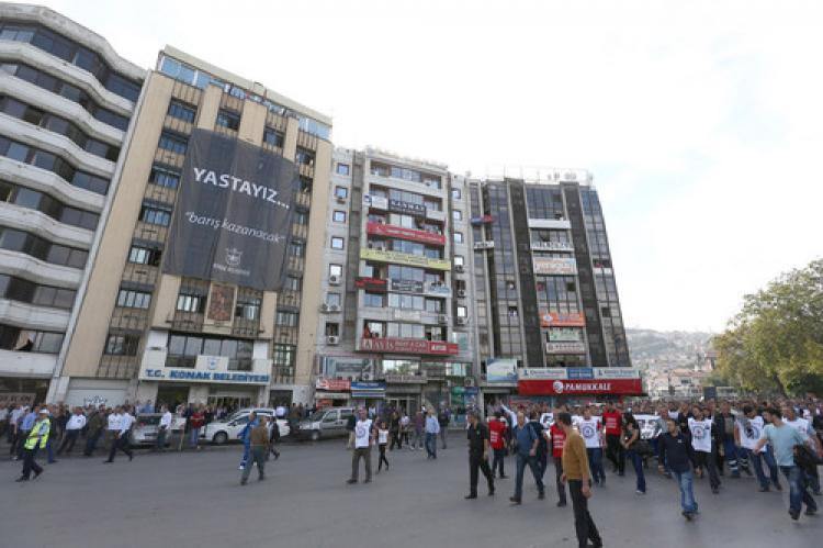 Ankara'daki bombalı terör katliamına İzmir'de tepki yürüyüşü