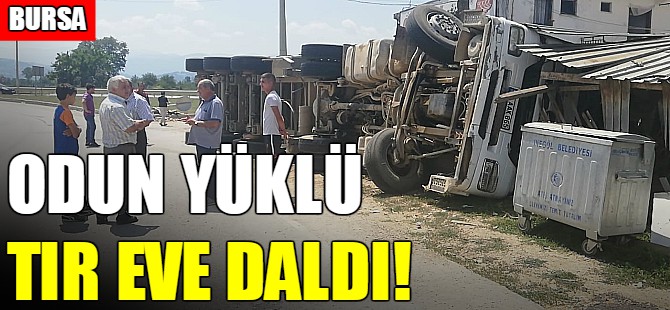 Bursa'da odun yüklü tır eve daldı