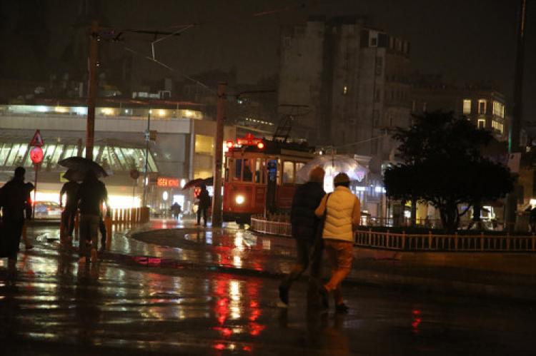 İstanbul'da akşam saatlerinde bastıran yağmur etkili oldu