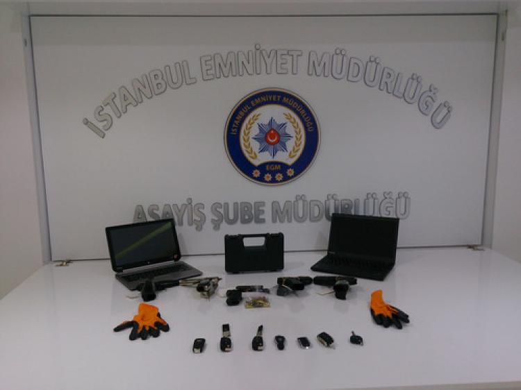 Gasp ettikleri otomobil ile başka bir otomobil çaldılar