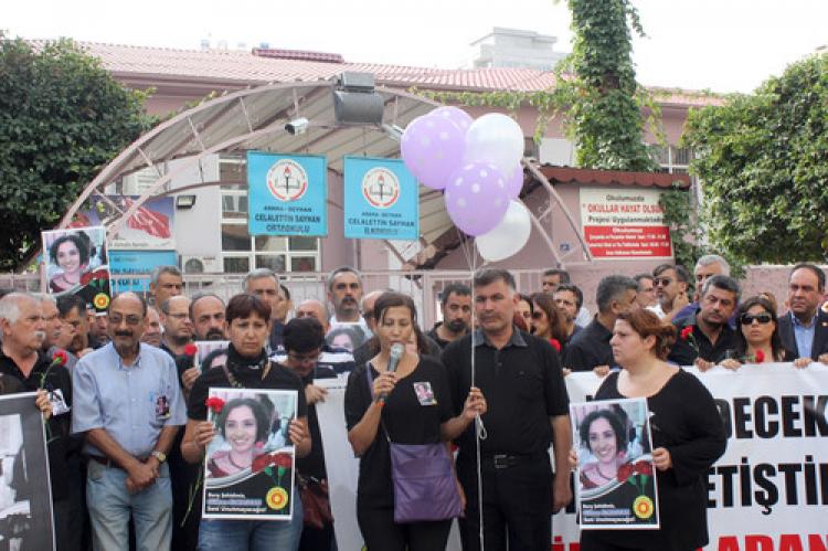 Gülhan öğretmen, karanfillerle anıldı