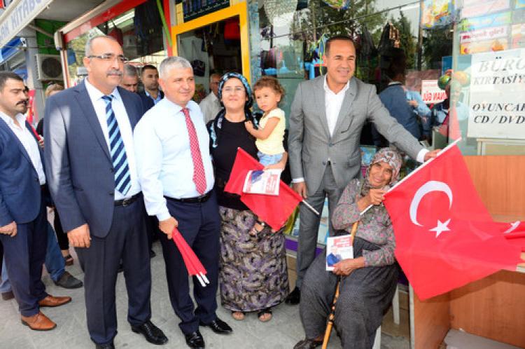 MHP’li Yılmaz, vatandaşlara Türk bayrağı hediye etti