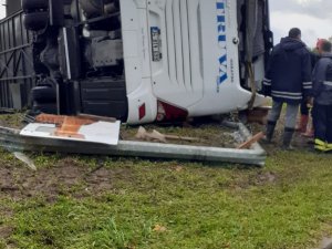 Biga'da yolcu otobüsü devrildi: 1 ölü