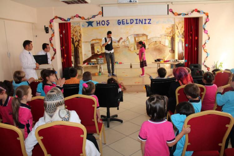 Öğrenciler, izledikleri illüzyon gösterisi ile büyülendi