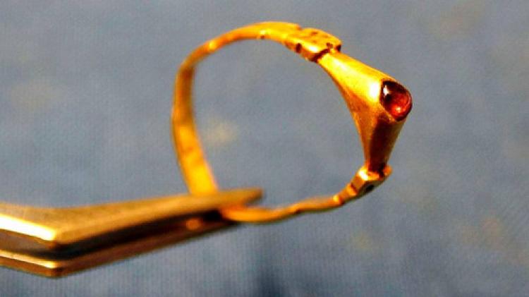 700 yıllık nişan yüzüğü bulundu