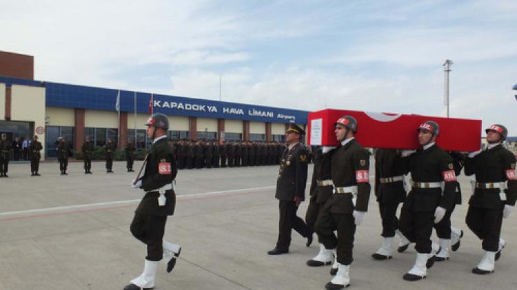 Şehit için havalimanında tören