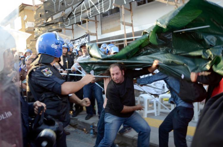 Taziye çadırını polis kaldırdı