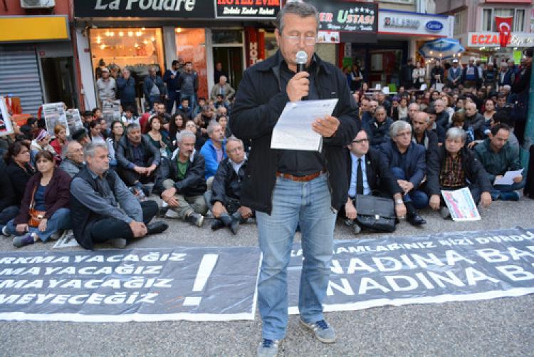 Balıkesir'de, Ankara'daki saldırıda hayatını kaybedenler için oturma eylemi