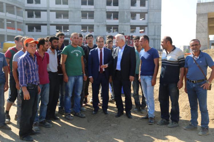 Çatıdan atlamaya kalkan hastane inşaatı işçilerinin alacakları ödendi