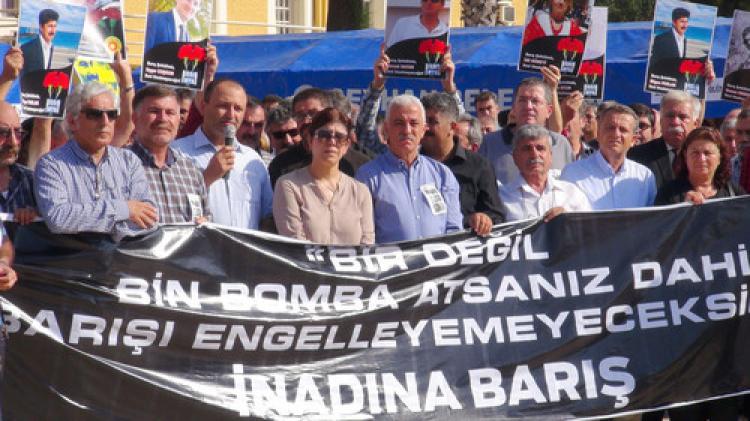 Demiryolu işçileri, arkadaşlarını lokomotife karanfil bırakarak andı