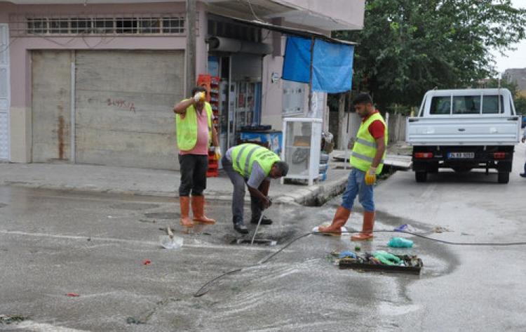 Kırıkhan’da şehir kanalizasyonları temizleniyor