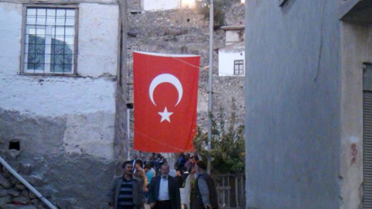 Şehit polisin baba ocağına ateş düştü