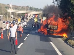TEM’de alev alev yanan tır trafiği kilitledi