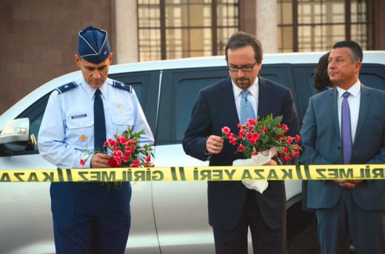 ABD Büyükelçisi karanfil bıraktı