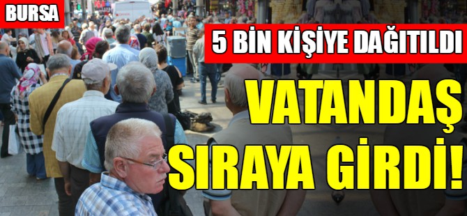 Bursa'da çarşı esnafı aşure dağıttı