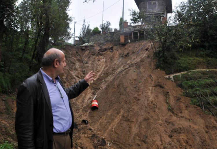 Rize'de sel ve heyelan: 2 ev boşaltıldı, 1 ev yıkıldı