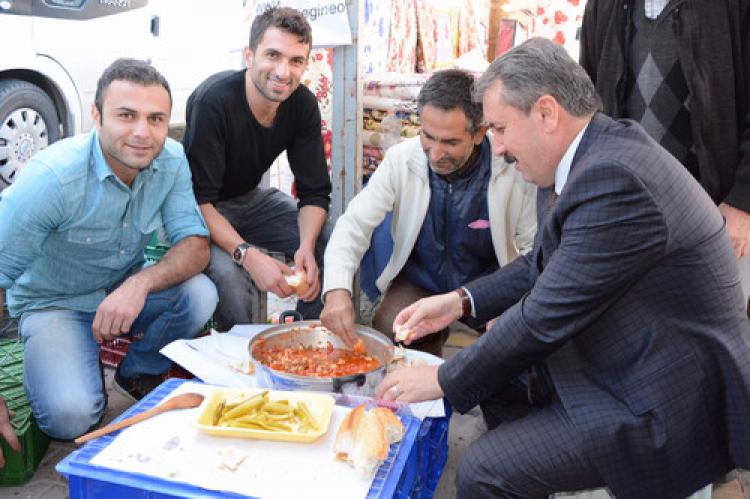 Destici, Mardinli pazarcıların sofrasına misafir oldu