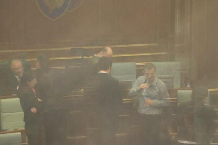 Kosova Meclisi'ne yine gaz atıldı