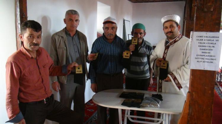 Çorapsız gelen cemaate, çorap