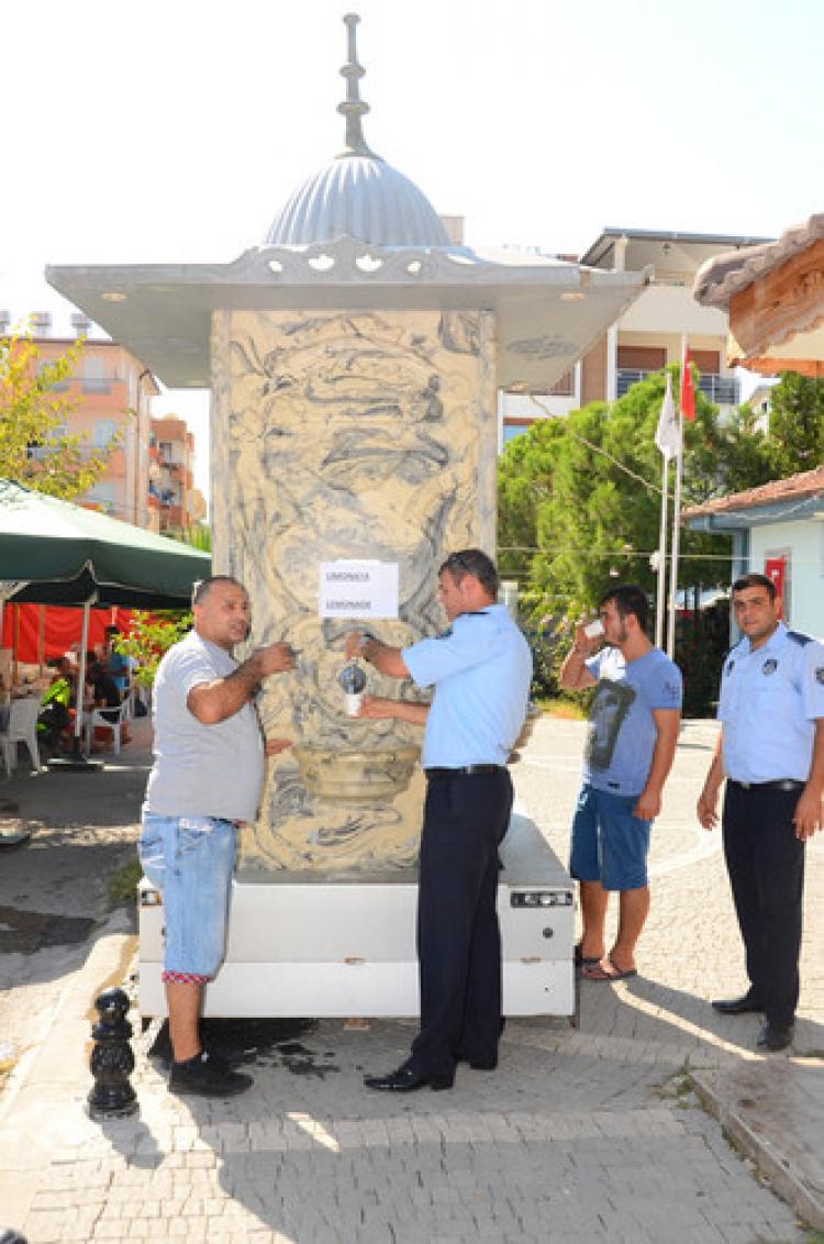 Belediye, turistler için seyyar limonata çeşmesi kurdu