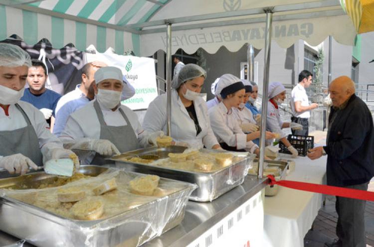 Saldırısında ölenler için dağıtılan helvaya halk yoğun ilgi gösterdi