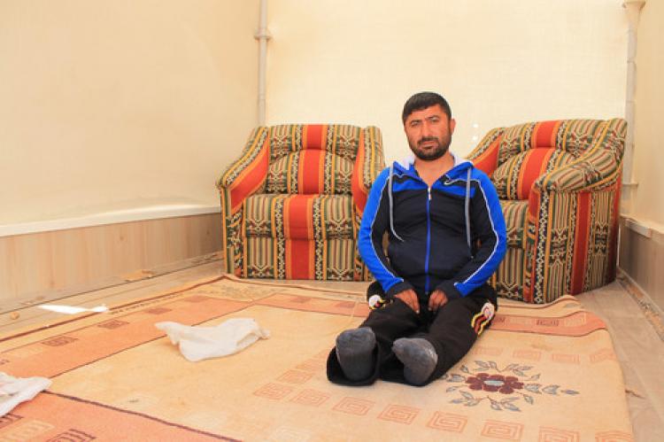 Engelli vatandaş asansör çilesini aşamayınca TOKİ önüne çadır kurdu