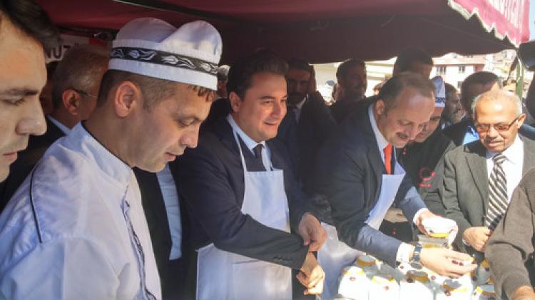 Ali Babacan cami avlusunda önlük takıp aşure dağıttı