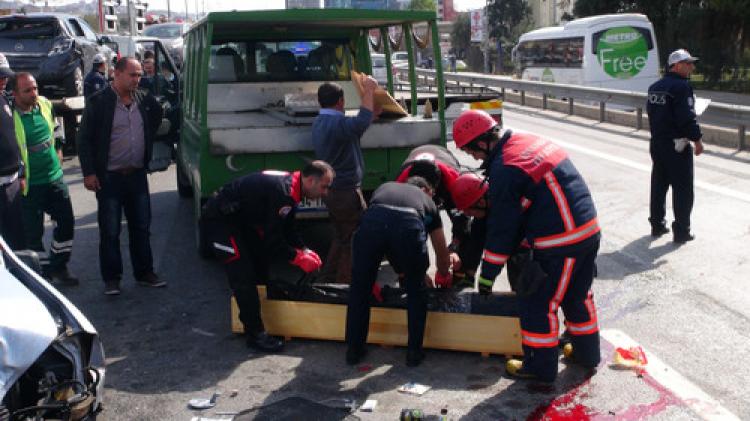 Trafikte duran otomobillere çarpan sürücü hayatını kaybetti