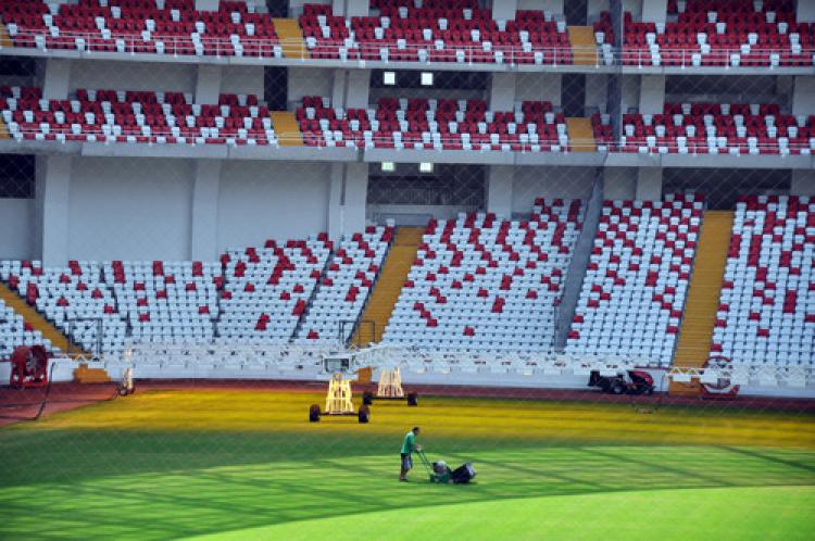 Antalya Arena’nın çimleri solaryumla büyüyor