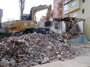Bursa'da 85 metruk bina yıkıldı
