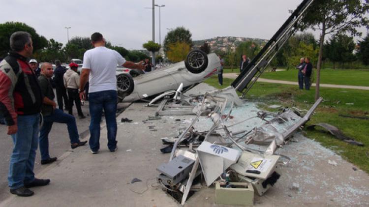 Takla atan otomobil, otobüs durağına daldı