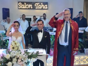 Düğünde asker selamı