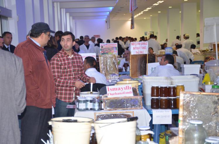 Bakü'de geleneksel bal fuarı