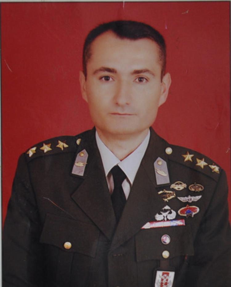 Hakkari'de şehit düşen yarbayın babaevine ateş düştü