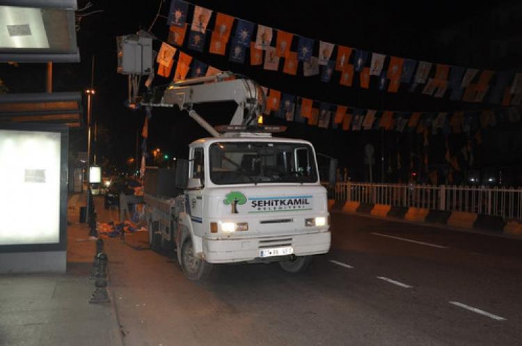 Belediye aracıyla parti bayrağı astılar