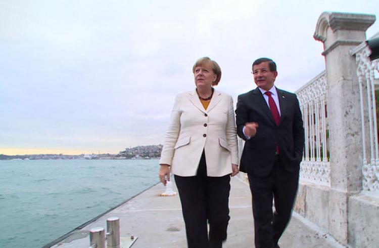 Davutoğlu Merkel’e Dolmabahçe’yi gezdirdi