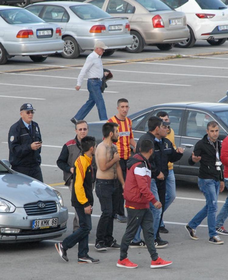 Kayserispor ile Fenerbahçe taraftarları taşlı sopalı kavga etti