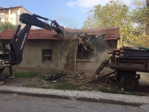 Bursa'da metruk binalar yıkılıyor