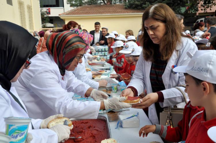 Bursalı öğrencilere 'salçalı ekmek' dağıttılar