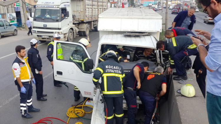 Beton bariyere çarpan kamyonetin sürücüsü güçlükle çıkartıldı