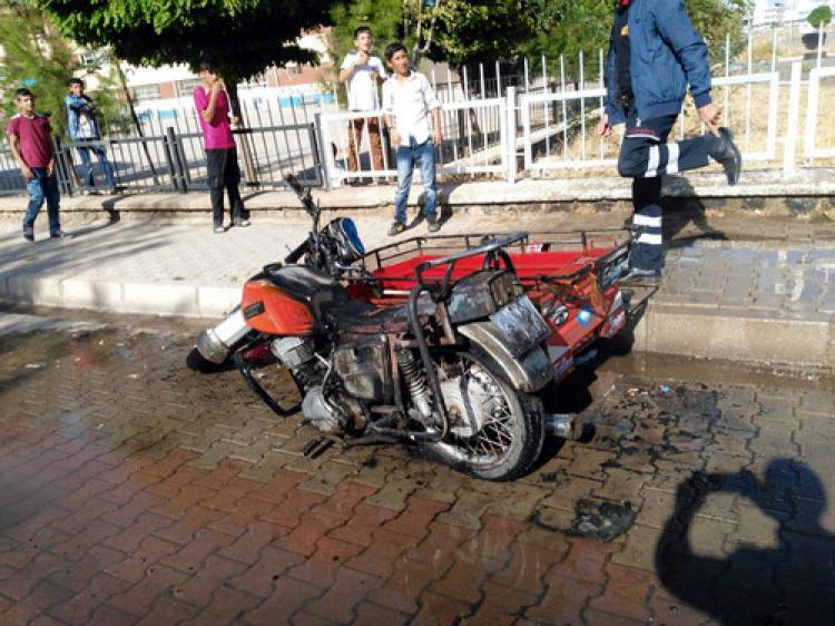 Yanan motosikleti itfaiye söndürdü