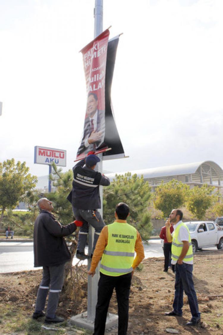 Kayalar'ın afişleri indirildi