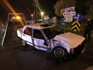 Bursa'da Tır otomobile çarptı